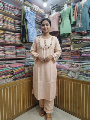 হালকা ক্রিম, অফ-হোয়াইট বা অফ-পিঙ্ক (Cream/Off-white/Pale pink) রঙের কুর্তি